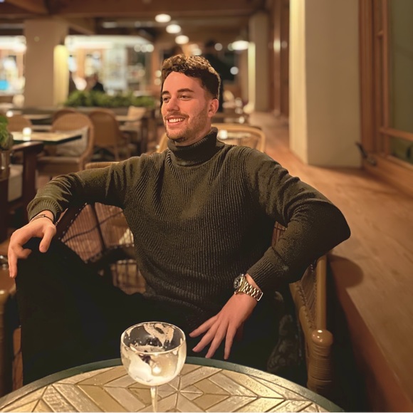 Profile Picture of Deren Bajakian (@fluffing) on Poshmark