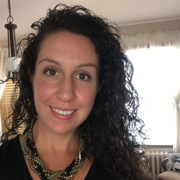 Profile Picture of Danielle Alfano (@danielle_alfano) on Poshmark