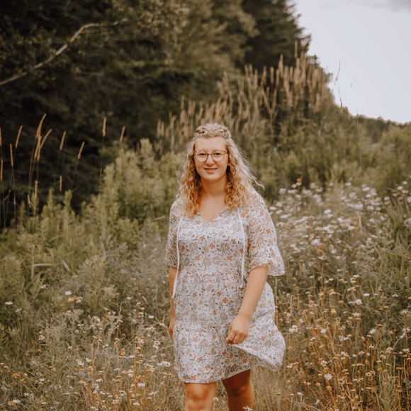 Profile Picture of Ashlee Farnden (@afarnden04) on Poshmark