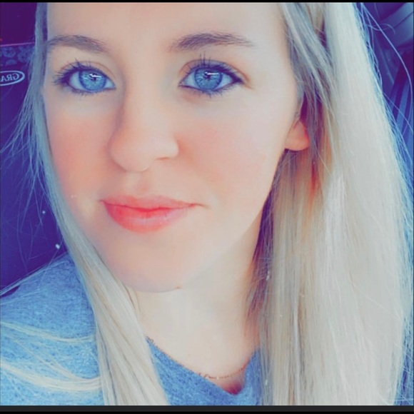 Profile Picture of Sarah Sappe (@sarahbethg5) on Poshmark