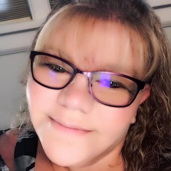 Profile Picture of Amy Simmons (@amysimmons123) on Poshmark
