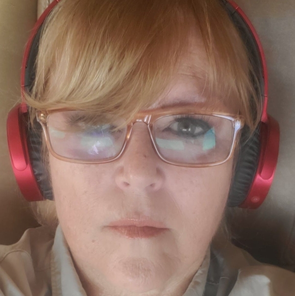 Profile Picture of Debora Wright (@deborawright) on Poshmark