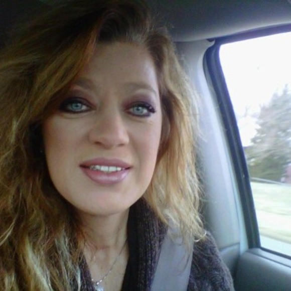 Profile Picture of Angela Fisher (@homelender15) on Poshmark