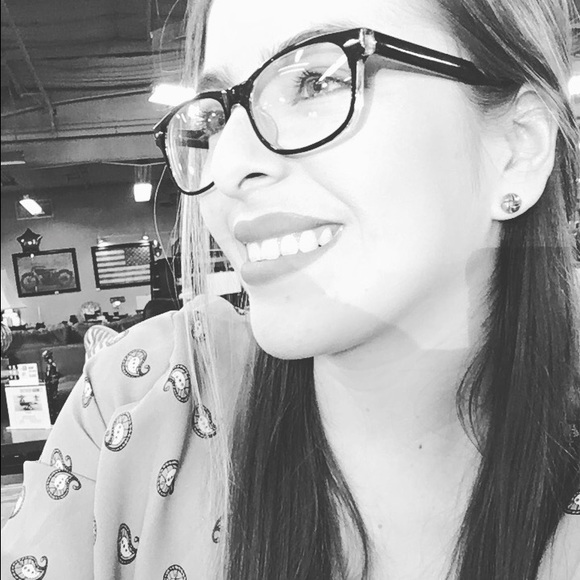 Profile Picture of Daniela Felix (@danifelix) on Poshmark