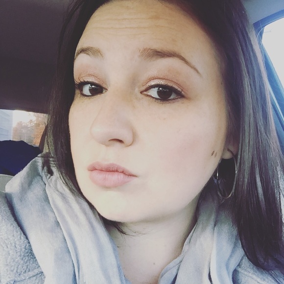 Profile Picture of Angela Petrella (@angelamarie1025) on Poshmark