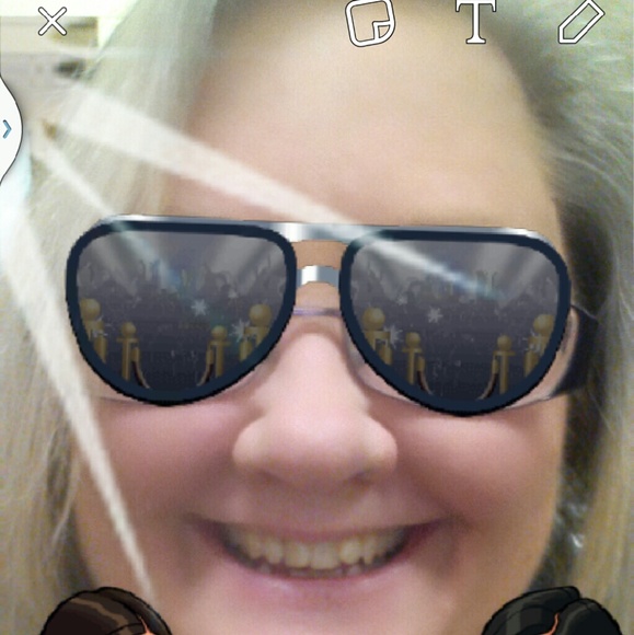 Profile Picture of Vikki Roberts (@roberrsv) on Poshmark