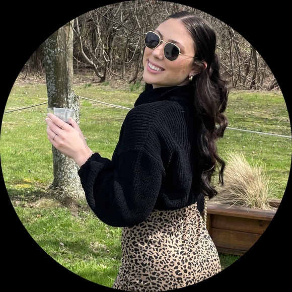Profile Picture of Cassie Borrello (@cb1236) on Poshmark