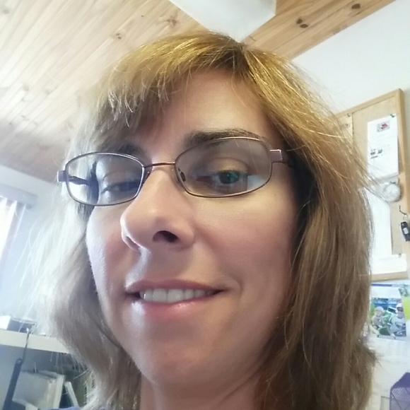 Profile Picture of Carolanne Vanderploeg (@c_vanderploeg) on Poshmark