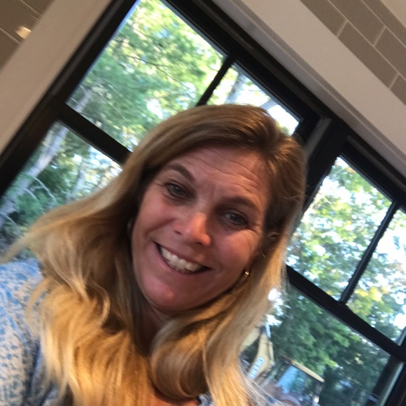 Profile Picture of Leslie Mcniff (@lesliemcniff) on Poshmark