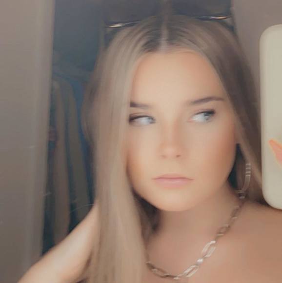Profile Picture of Serena Binzer (@serena_gb) on Poshmark