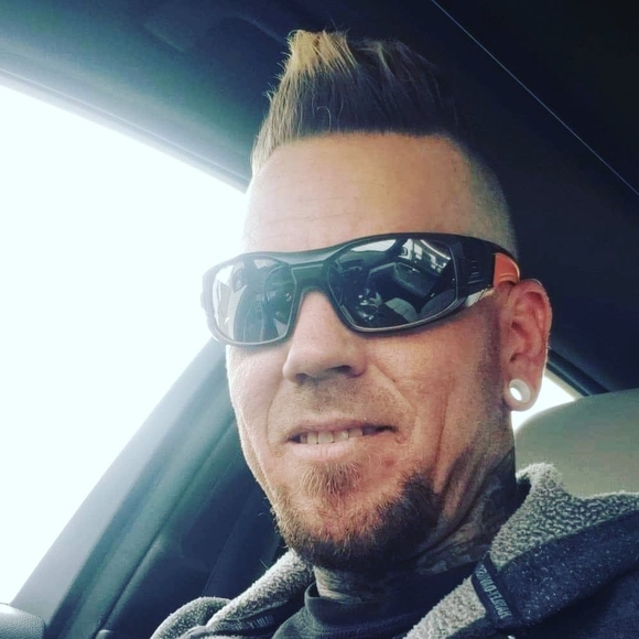 Profile Picture of Eric Ducharme (@eric_ducharme) on Poshmark