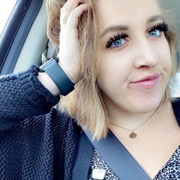 Profile Picture of Hannah Schultz (@schultz_024) on Poshmark