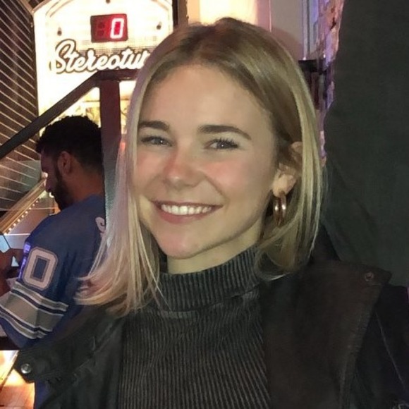 Profile Picture of Elizabeth Gladden (@egladdz) on Poshmark