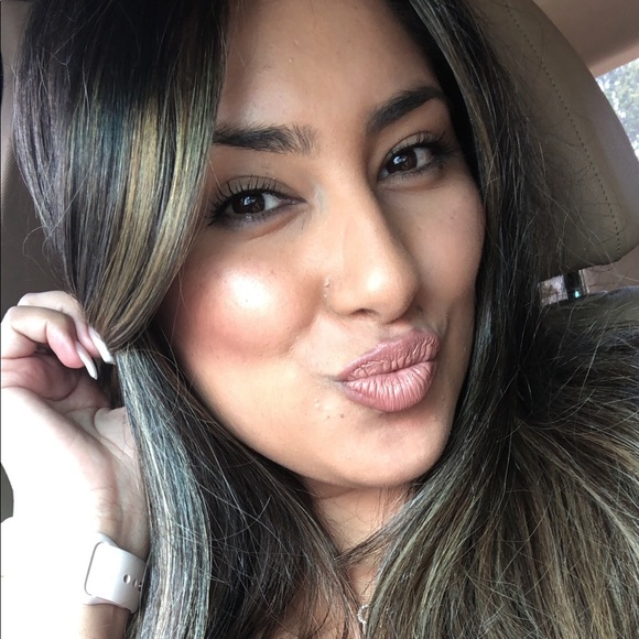 Profile Picture of Ashley Olguin (@ashleyysuzanne) on Poshmark