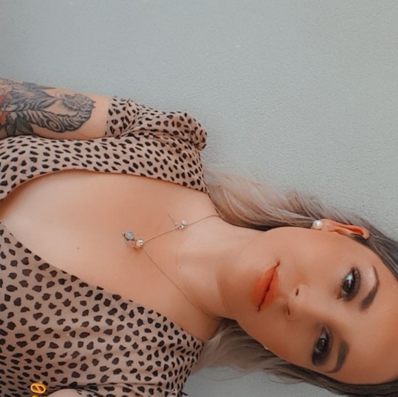 Profile Picture of Sarah Van der hoogen (@sarahvdh429) on Poshmark