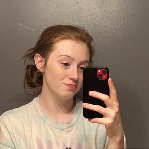Profile Picture of Emelia Swaback (@emelia_swaback) on Poshmark