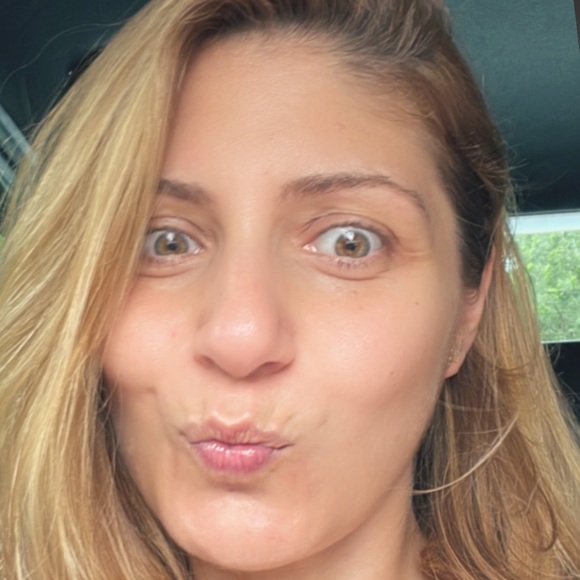 Profile Picture of Lina Shimmon (@linashimmon) on Poshmark