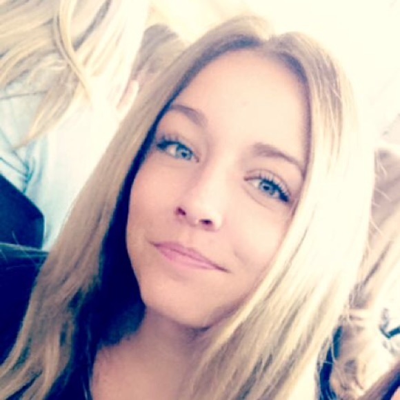 Maggie Blackham - Poshmark Profile Picture of Maggie Blackham (@queen_bee_12) on Poshmark