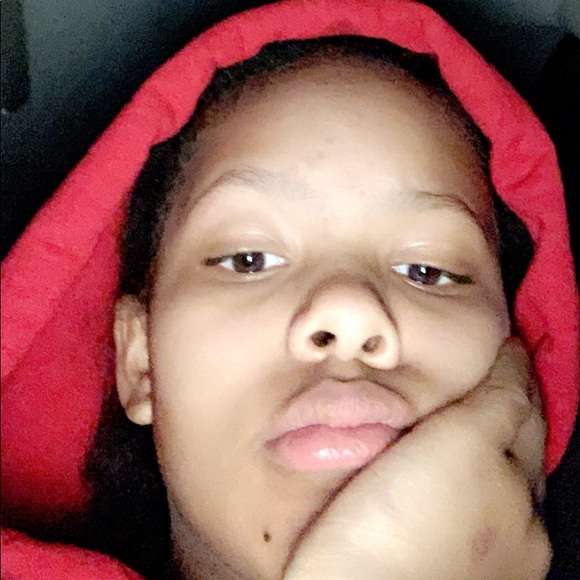 Profile Picture of Sarah James (@sarahhhhjamesss) on Poshmark