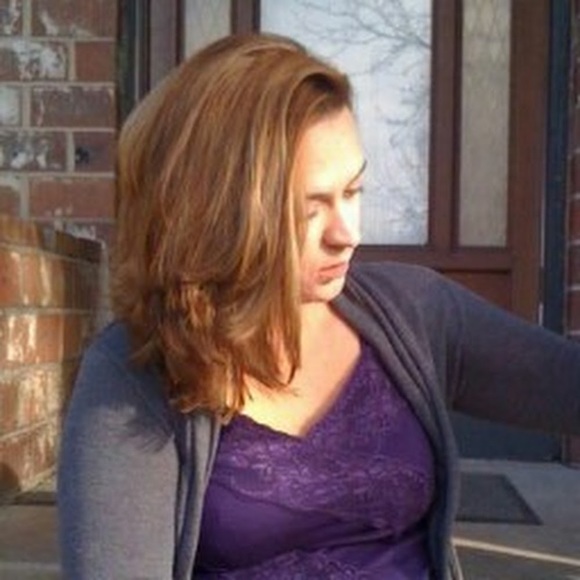 Profile Picture of Amanda Hull (@mrscobrahorse81) on Poshmark