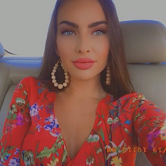 Profile Picture of Valyn Vieira (@simplyvalyn) on Poshmark