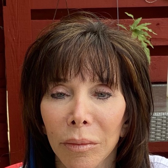 Profile Picture of Bonnie Erdek (@bonnie_erdek) on Poshmark