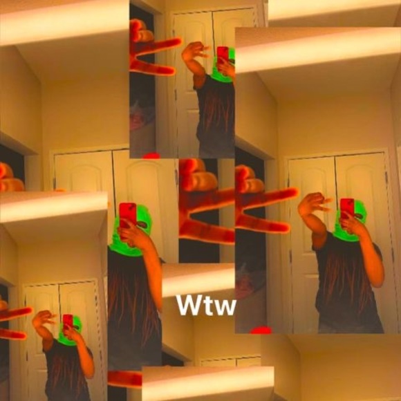 Profile Picture of Layah Layah (@layahlayah577) on Poshmark