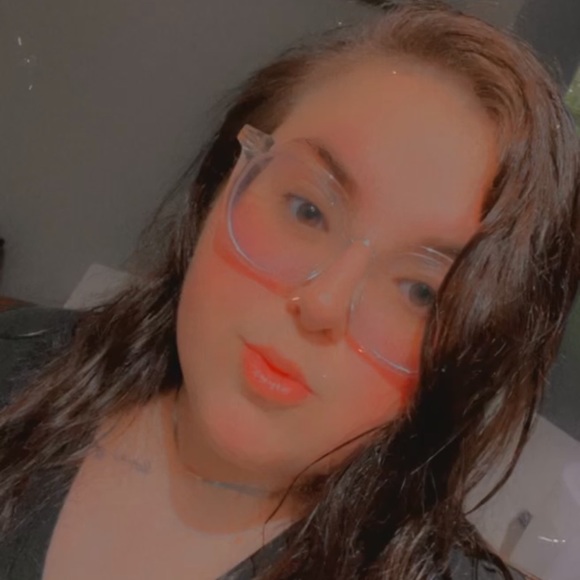 Profile Picture of Amber Corossan (@amberrene00) on Poshmark