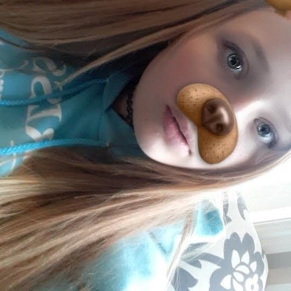 Profile Picture of Michelle Dalling (@chelle_belles03) on Poshmark