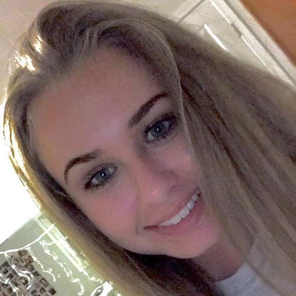 Profile Picture of Ellie Berkhoudt (@eberkhoudt) on Poshmark