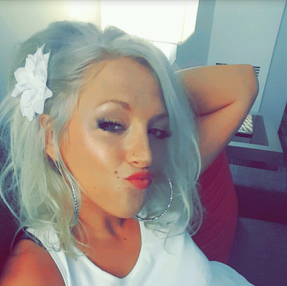 Profile Picture of Sarah Hoyt (@suckmyravecandy) on Poshmark