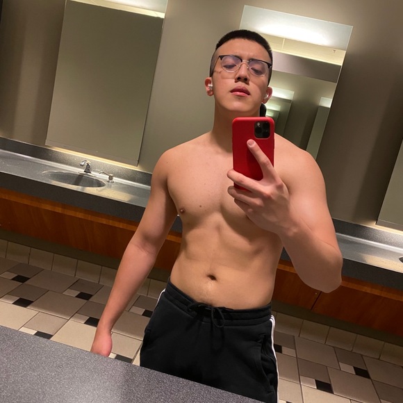 Profile Picture of Huy Do (@huydo867) on Poshmark