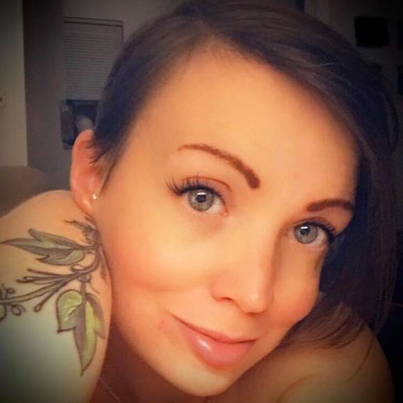 Profile Picture of Lisa Shay (@buzz049) on Poshmark
