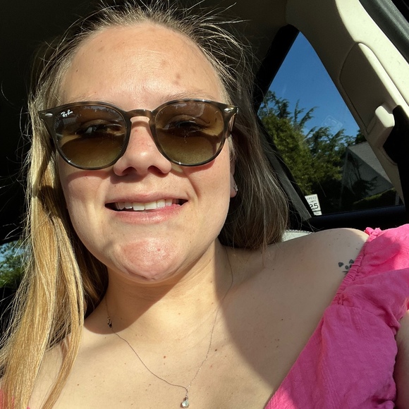 Profile Picture of Alexandra Reichman (@alexandraer93) on Poshmark