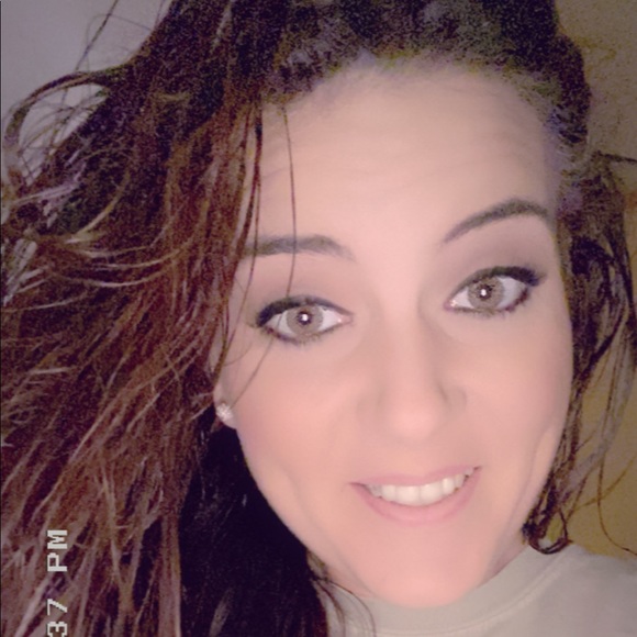 Profile Picture of Amber Dettor (@amber_dettor) on Poshmark