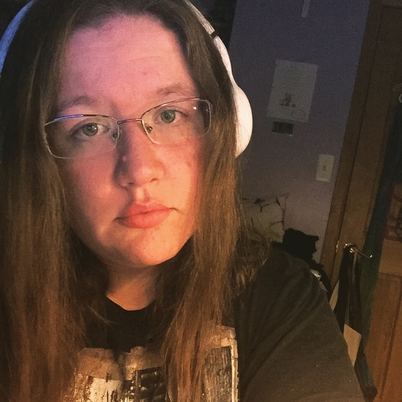 Vixtoria Bankoff - Poshmark Profile Picture of Vixtoria Bankoff (@vickybankz) on Poshmark