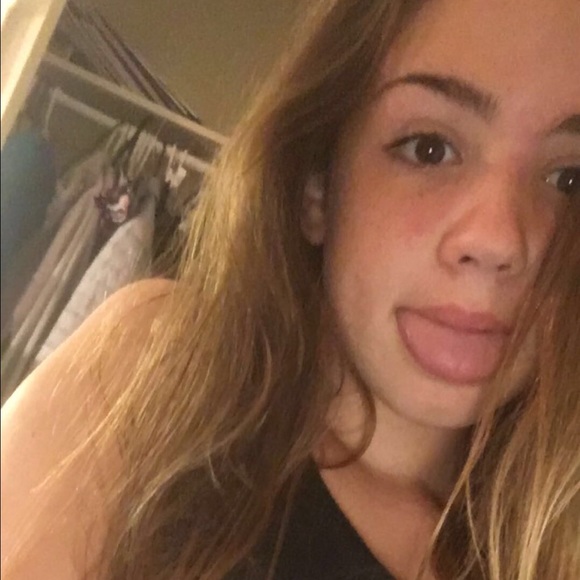 Profile Picture of Kayla Panarella (@kaylap2404) on Poshmark