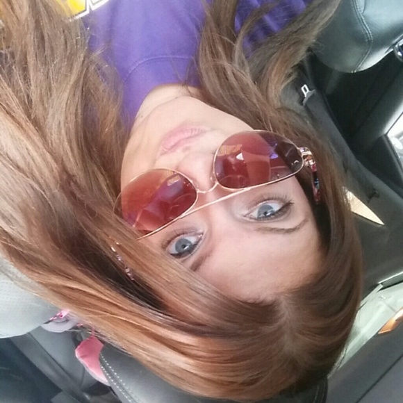 Profile Picture of Amber Ocmand (@ambandtay) on Poshmark