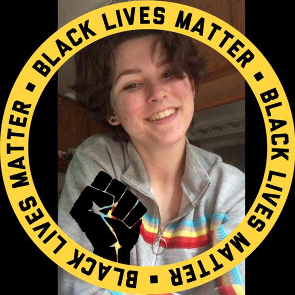 Profile Picture of Andrea Rosenau (@daisyroxsox) on Poshmark