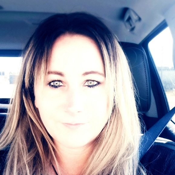 Profile Picture of Crystal Derksen (@crystalderksen) on Poshmark