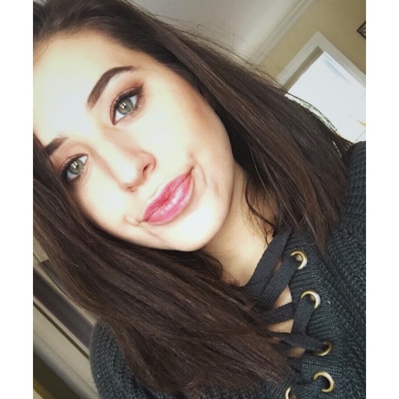 Profile Picture of Brooke Dainis (@b_dainis) on Poshmark