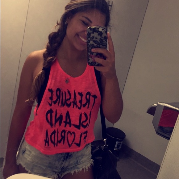 Profile Picture of Melanie Toledo (@mtoledo_) on Poshmark