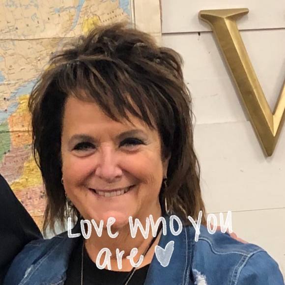 Profile Picture of Jane Boozer (@janeboozer) on Poshmark