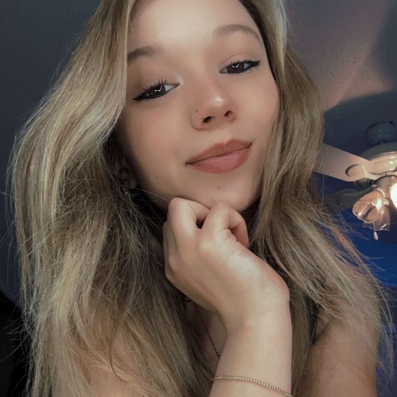 Profile Picture of Isabelle Long (@isabellelong19) on Poshmark