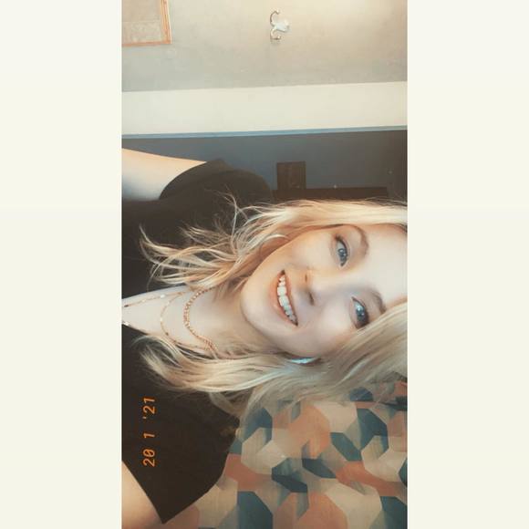 Profile Picture of Zoe Riel (@zoeriel3) on Poshmark