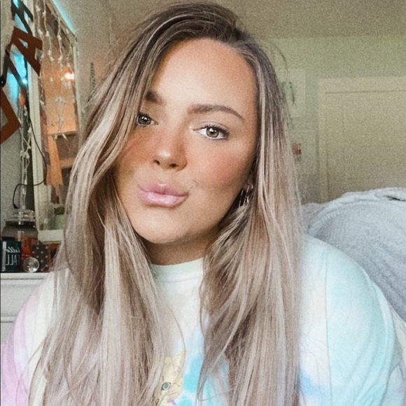 Profile Picture of Savannah Pearce (@savannahlpearce) on Poshmark