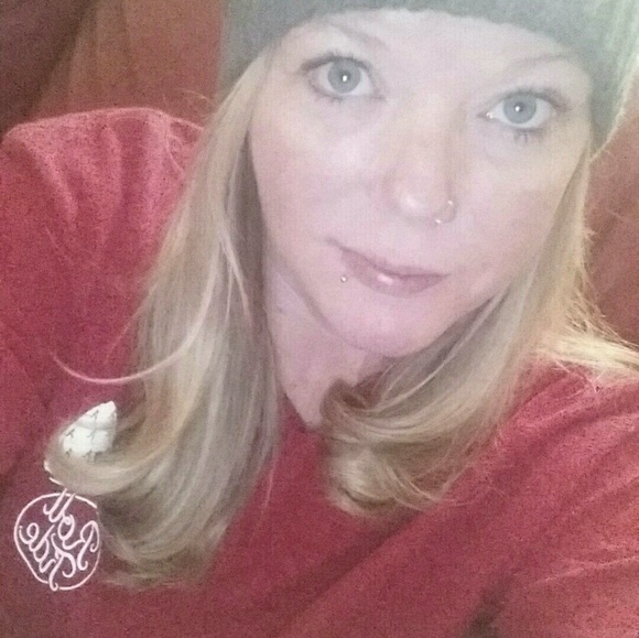 Profile Picture of Angela Carlton (@angiec1981) on Poshmark