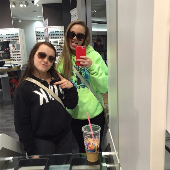 Profile Picture of Katelyn Goeckel (@kgoeckel18) on Poshmark