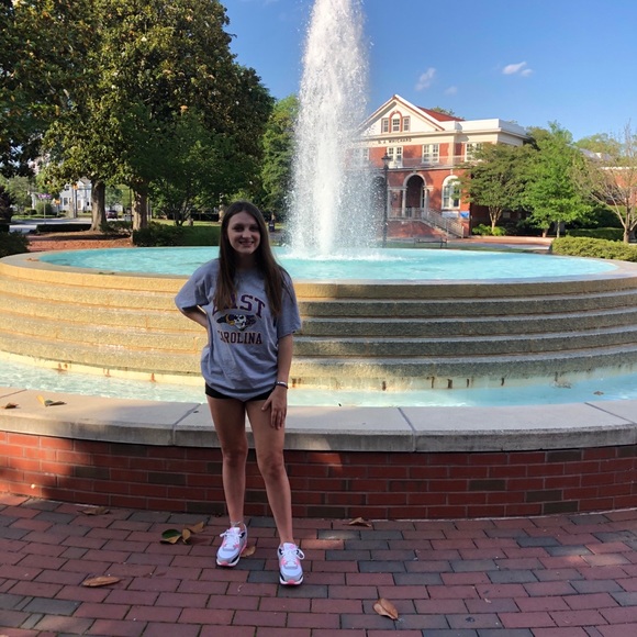 Profile Picture of Holly Francischiello (@hollymf18) on Poshmark