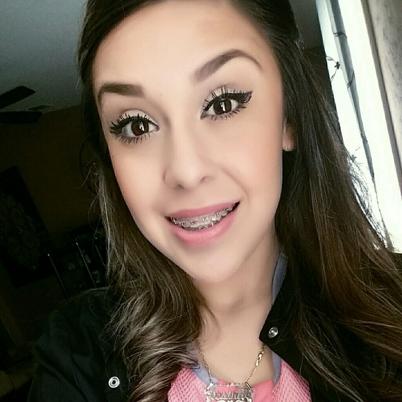 Profile Picture of Desirae Salinas (@dessy_lou) on Poshmark